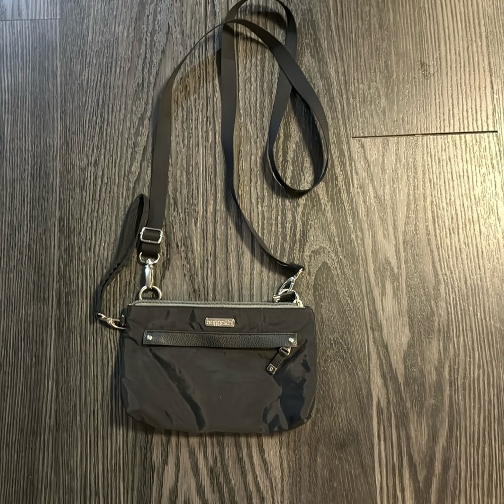 🍍BAGGALLINI CROSS BODY 9” length🍍6” depth🍍front side zip pocket🍍Z-1